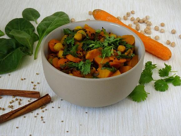 Curry z batatami, ciecierzycą i szpinakiem