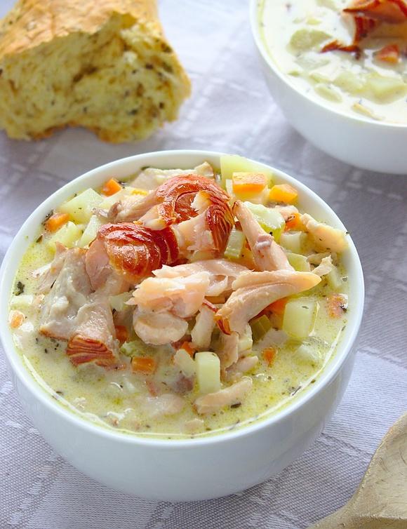 Chowder z łososiem wędzonym