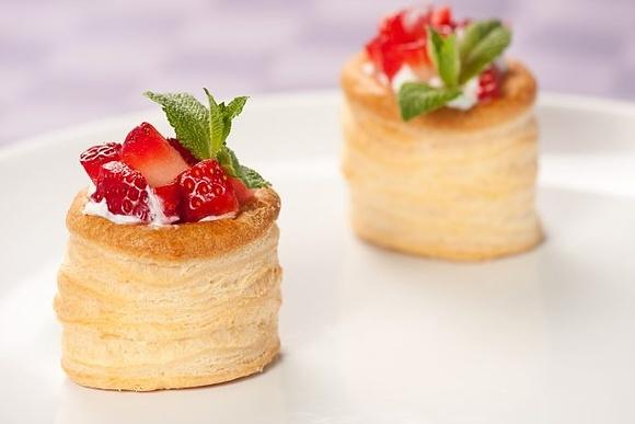 Ciastka z ciasta francuskiego z truskawkami i mascarpone