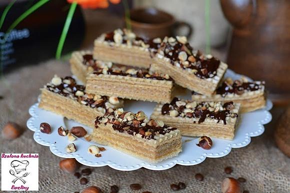 Domowe wafelki z kremem kawowym i orzechami