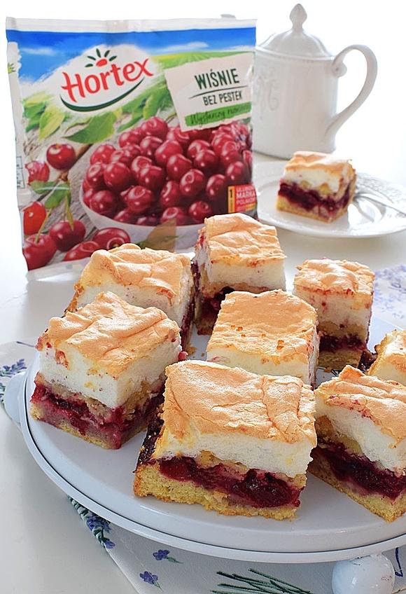 Kruchy placek z wiśniami i bezową pianką