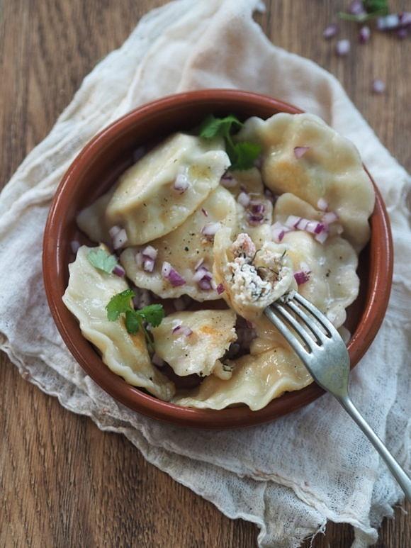 Pierogi z twarogiem i wędzonym łososiem