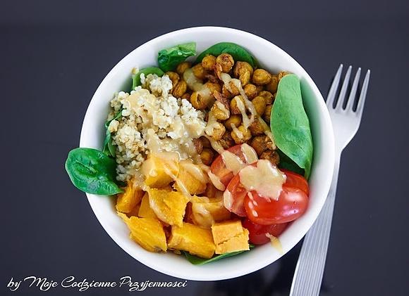 Buddha bowl z batatem i chrupką ciecierzycą
