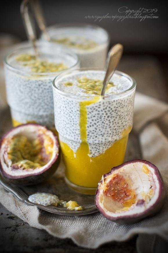 Chia pudding na mleku roślinnym z owocami tropikalnymi