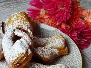 Nadziewany drożdżowy chrust