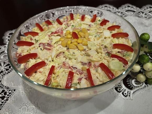 Sałatka z paluszków surimi i pora
