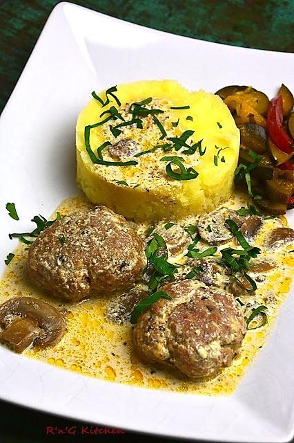 Kotlety mielone z gęsi w sosie pieczarkowym