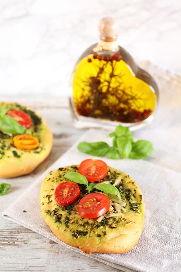 Bułki z pesto, pomidorami i parmezanem