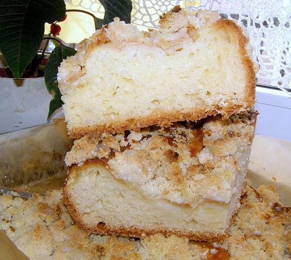Ciasto drożdżowe rumowe z jabłkami i kruszonką