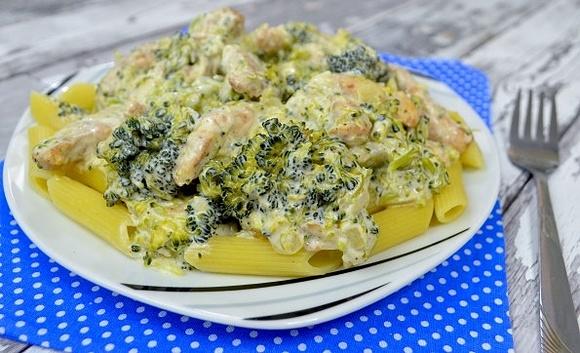 Makaron z kurczakiem, brokułami i mascarpone