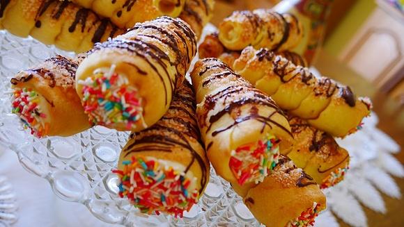Rurki z waniliowym kremem patissiere i kolorową posypką