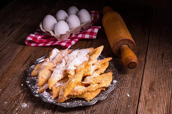 Faworki - tradycyjne karnawałowe ciastka smażone na tłuszczu