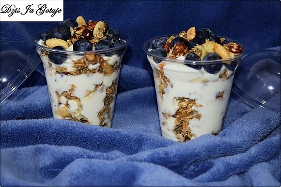 Jogurt z granolą i owocami