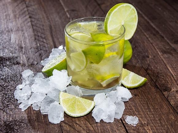 Caipirinha - klasyczny brazylijski koktajl z limonką i cukrem