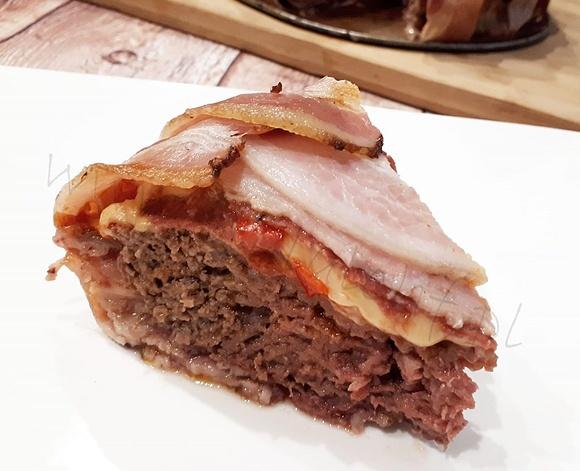 Tort mięsny keto bez glutenu z serem papryką i salami