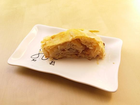Strudel z jabłkami - przepis na klasyczny deser z owocami
