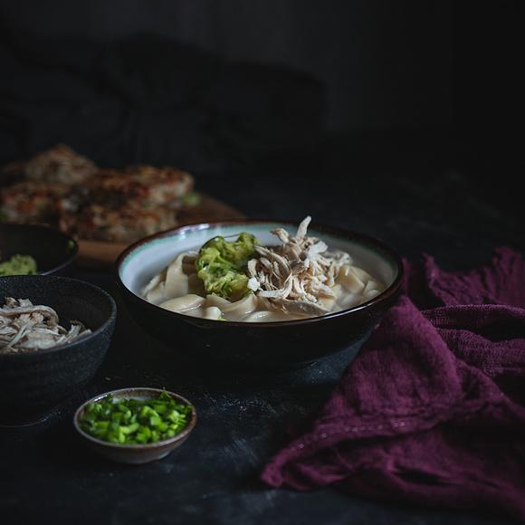Dak Kalguksu – koreańska zupa z domowym makaronem