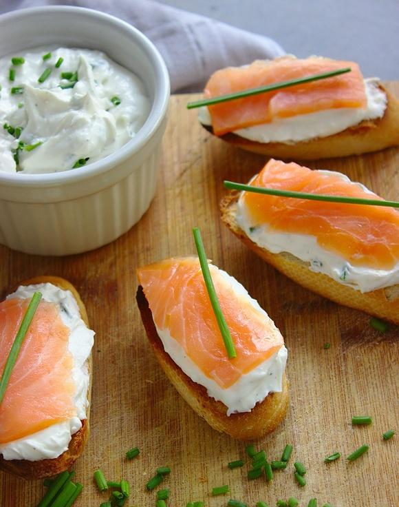 Bruschetta z łososiem wędzonym i serem kozim