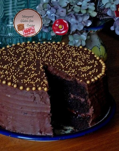 Tort czekoladowy z konfiturą malinową