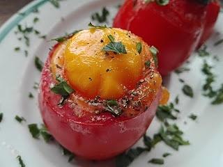 Pomidory z jajkiem, salami i mozzarellą