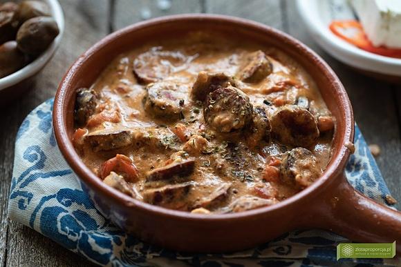 Loukaniko saganaki – grecka kiełbasa smażona z papryką, fetą i winem
