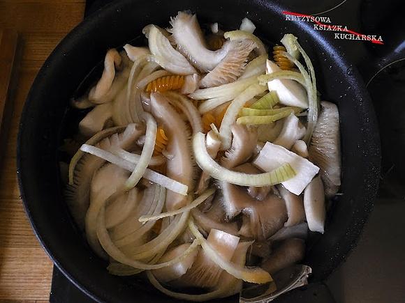 Jednogarnkowy stroganoff z boczniaków