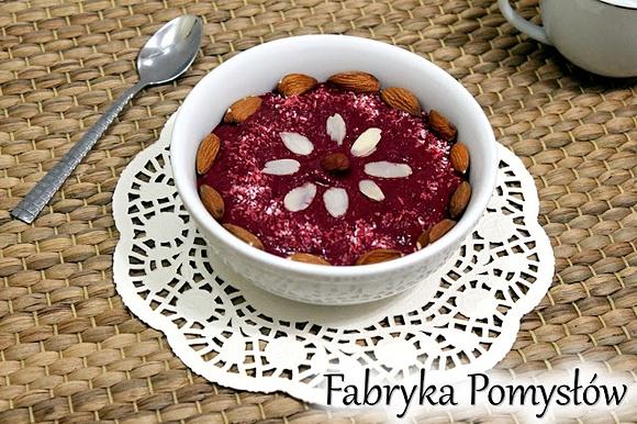 Smoothie bowl z burakiem, wiśniami i jagodami