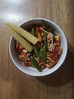 Makaron z surimi i pomidorami na sposób azjatycki