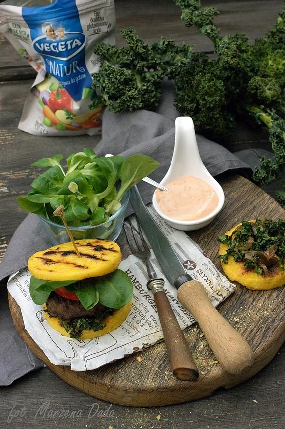 Polenta burgery z sałatką z jarmużu i karmelizowaną cebulą