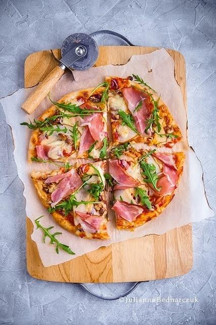 Pizza z gruszką i szynką dojrzewającą