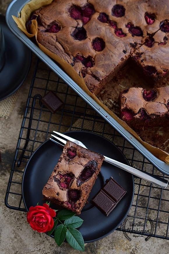 Brownie z gorzkiej czekolady i malinami