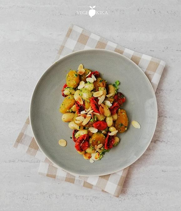 Kluseczki dyniowe z fasolą, pesto i pomidorkami
