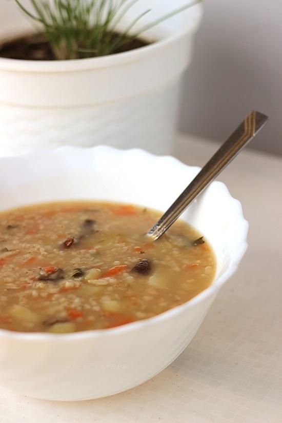 Krupnik wegański - aromatyczna i treściwa zupa bez laktozy