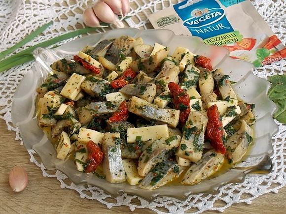 Śledzie z czosnkiem niedźwiedzim i mozzarellą w oleju