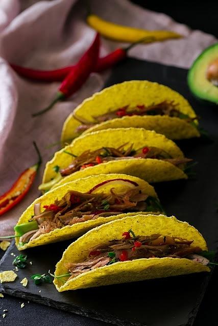 Tacos z rwanym mięsem z kaczki, rukolą, awokado i chili