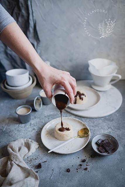 Orzechowa panna cotta z sosem czekoladowym