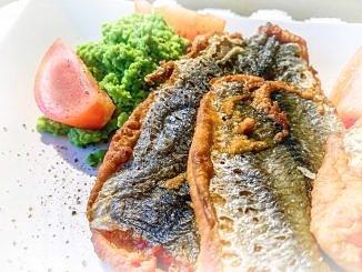 Śledzie w cieście z puree z zielonego groszku