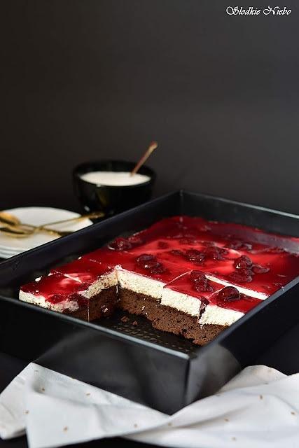Brownie z kremem i wiśniowym żelem