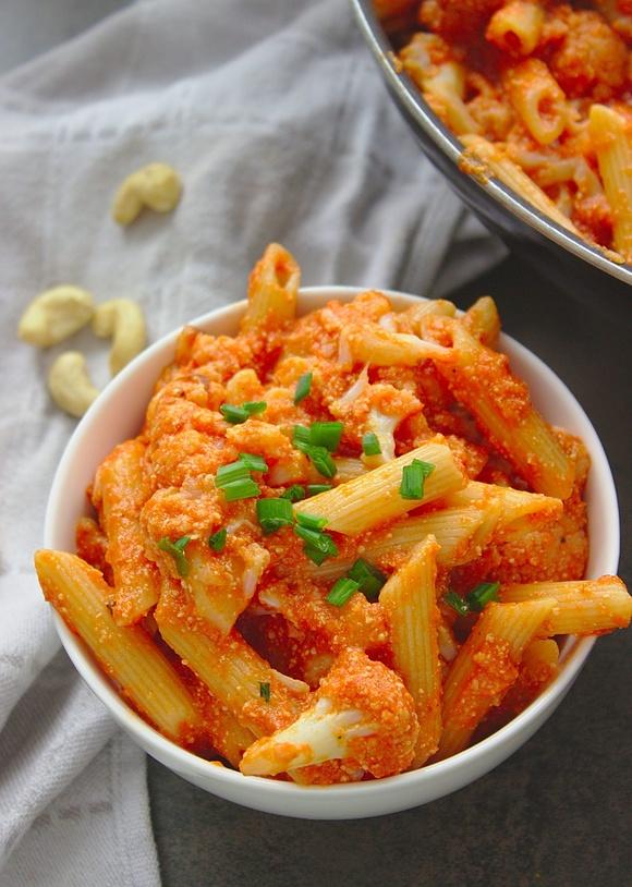Makaron penne z pieczonym kalafiorem orzechami nerkowca i grillowaną papryką