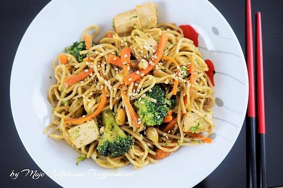 Stir-fry z tofu, brokułami i marchewką