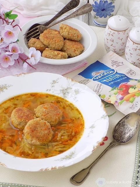 Zupa ogórkowa z pulpecikami z kaszy jęczmiennej