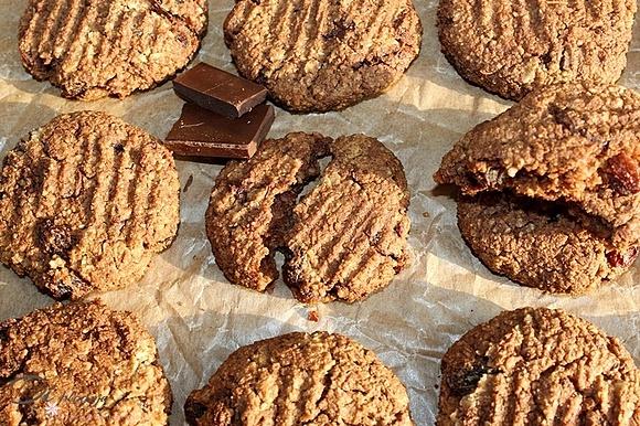 Ciasteczka jaglane z migdałami, rodzynkami i czekoladą bez cukru i glutenu