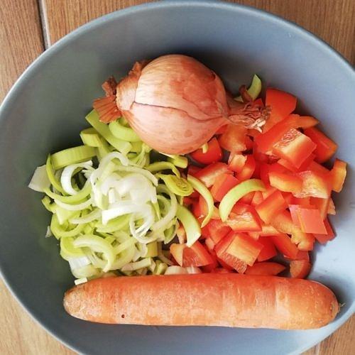 Indyk po tajsku z makaronem chow mein