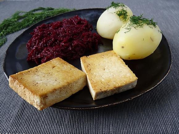 Najprostsze kotlety z tofu i buraczki w zdrowszej wersji