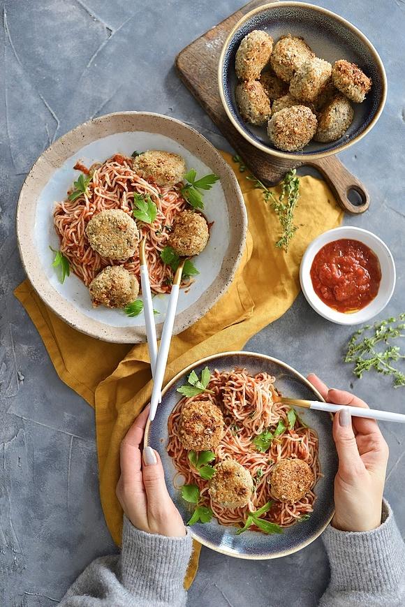 Klopsiki mięsne z pieczarkami i makaronem w sosie pomidorowym z oregano