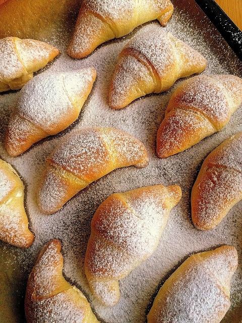 Drożdżowe rogaliki z budyniem