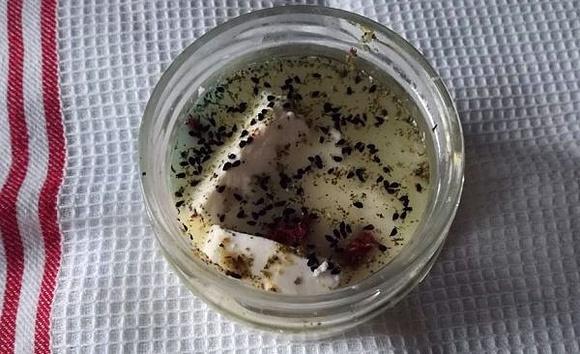 Domowa feta z wiejskiego twarogu i sałatka dwa w jednym