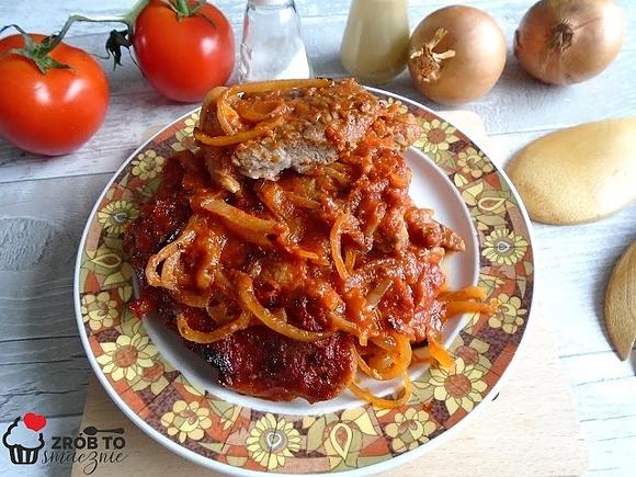 Karkówka pieczona w ketchupie i cebuli