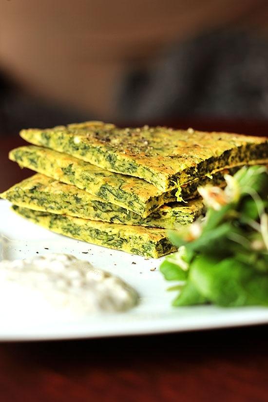 Omlet jaglany ze szpinakiem i czosnkiem bez glutenu