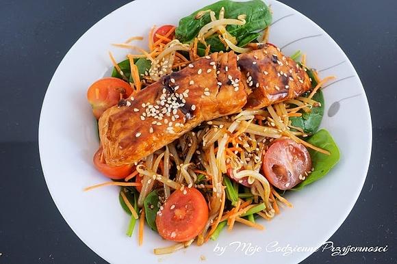 Sałatka z łososiem teriyaki